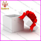 กล่องของขวัญกระดาษแข็งของขวัญแฟชั่นหรูหราด้วยริบบิ้นผ้าไหมสีแดง