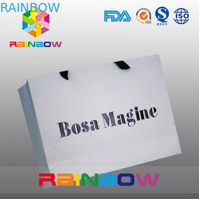ถุงกระดาษแบบกำหนดเองที่เป็นมิตรกับสิ่งแวดล้อมพร้อมที่จับสำหรับบรรจุภัณฑ์เครื่องนุ่งห่ม