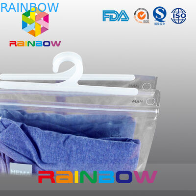 ถุงบรรจุภัณฑ์เสื้อผ้าของมนุษย์ที่มีซิปและถุงบรรจุภัณฑ์ที่ชัดเจนแขวน