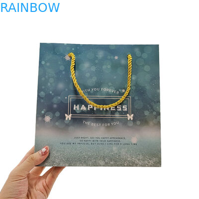 กระเป๋ากระดาษช็อปปิ้งที่กําหนดเอง โลโก้พิมพ์ สามารถรีไซเคิลได้ สามารถละลายได้ด้วยชีวภาพ สีน้ําตาล แพ็คกระดาษธรรมดา กระเป๋ากระดาษ Kraft ด้วยกระเป๋ากระดาษบิด