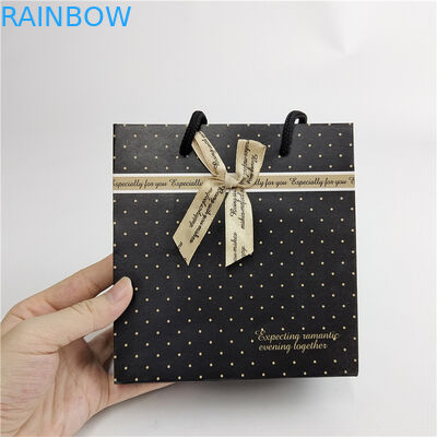 คุณภาพสูง Custom Digital Printing Logo กระเป๋ากระดาษช้อปปิ้งที่พิมพ์ กระเป๋าบรรจุ ขาว 110 กรัม สามารถนําไปใช้ใหม่ได้