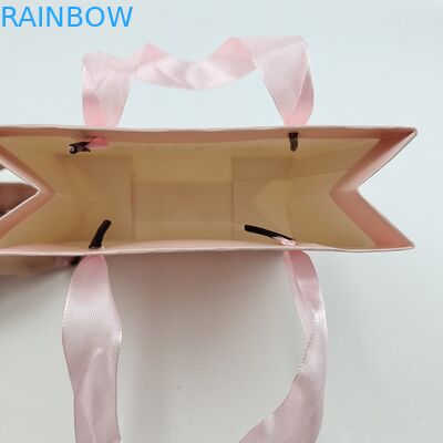 การประกันคุณภาพ กระเป๋ากระดาษที่กําหนดเองสําหรับการช้อปปิ้ง พร้อมการพิมพ์โลโก้ กระเป๋ากระดาษย่อยสลาย