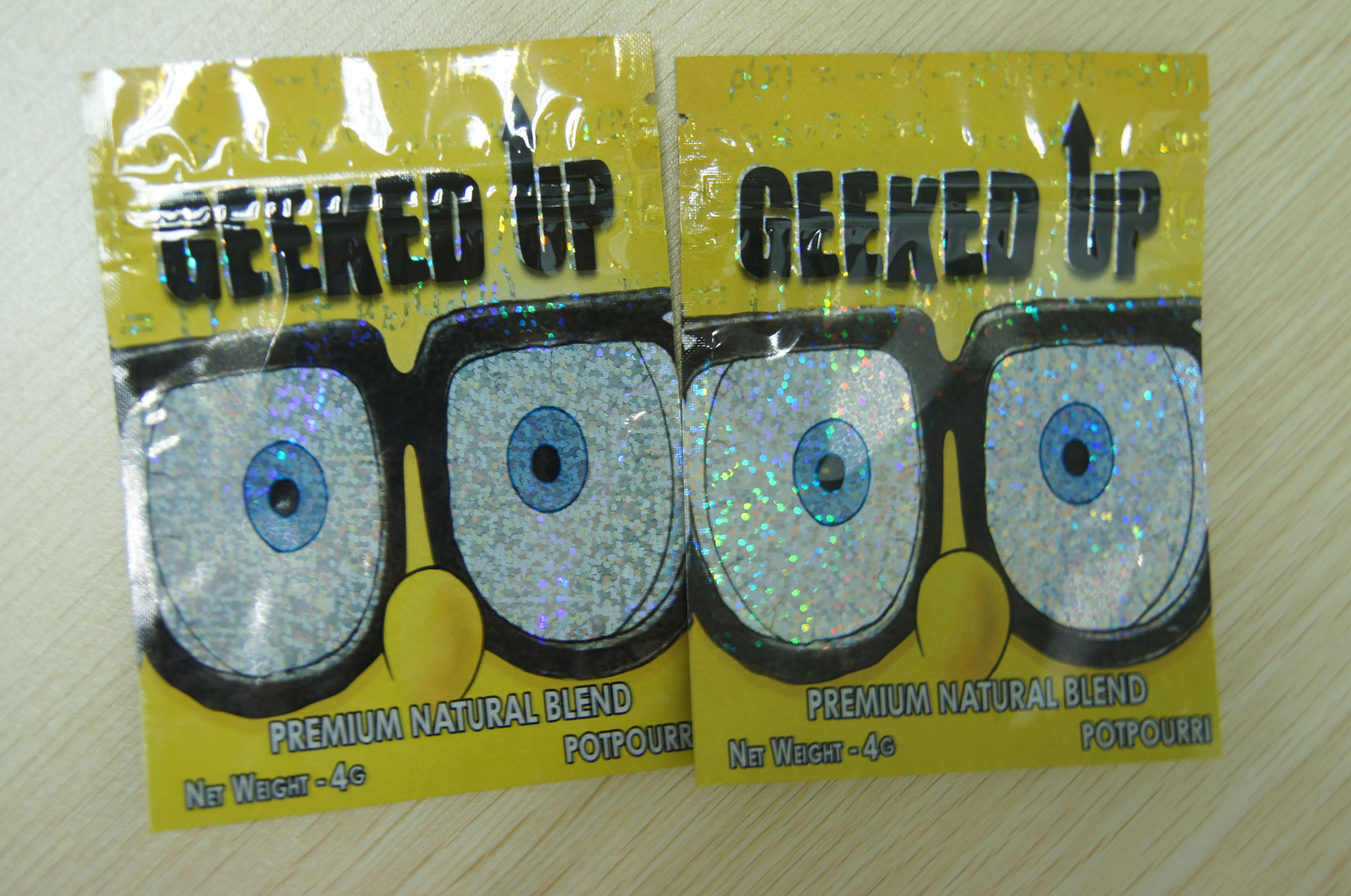 บรรจุภัณฑ์ธูปสมุนไพร Ziplock 4g เลเซอร์ฟิล์มพลาสติกสีเหลือง GEEKED UP สีเหลือง