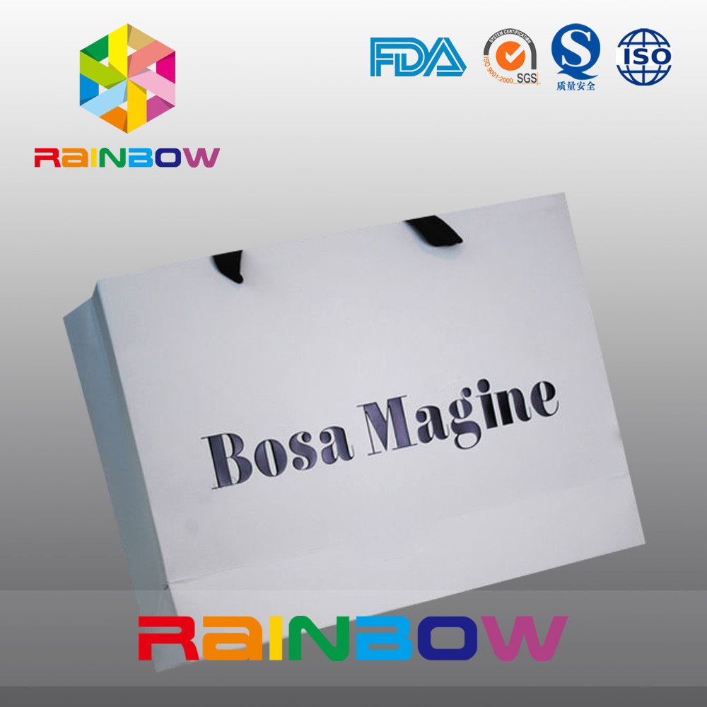 ถุงกระดาษแบบกำหนดเองที่เป็นมิตรกับสิ่งแวดล้อมพร้อมที่จับสำหรับบรรจุภัณฑ์เครื่องนุ่งห่ม