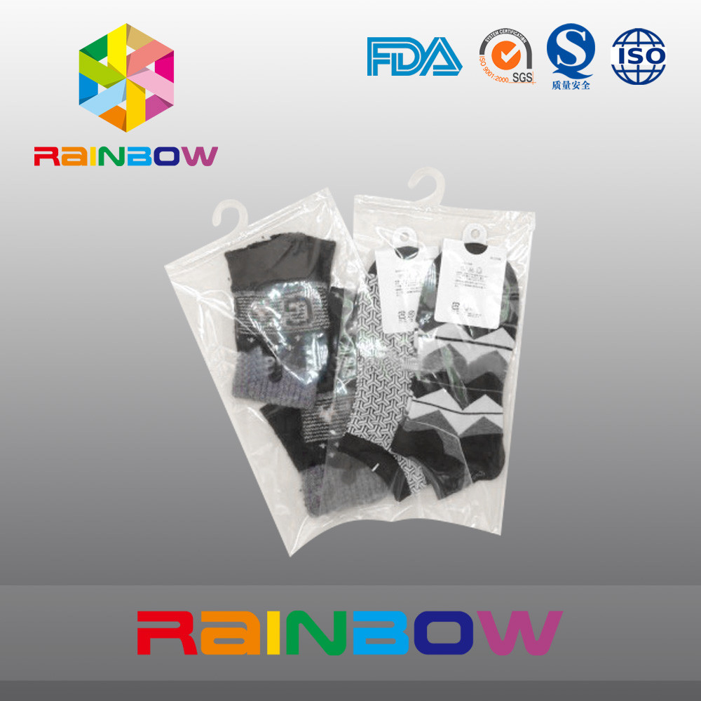 ถุงพลาสติกใสสีขาวนมบรรจุภัณฑ์ถุงแขวนตะขอมีซิปสำหรับถุงเท้า