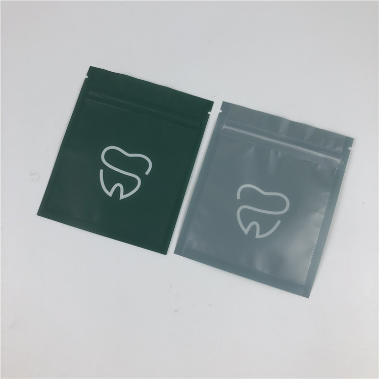 Matt Black Braces Aligners Flat Mylar Ziplock กระเป๋าด้านหน้าใสสำหรับอุปกรณ์เสริมฟัน