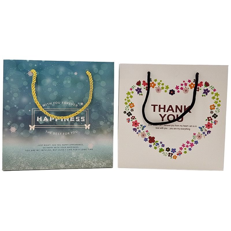 กระเป๋ากระดาษช็อปปิ้งที่กําหนดเอง โลโก้พิมพ์ สามารถรีไซเคิลได้ สามารถละลายได้ด้วยชีวภาพ สีน้ําตาล แพ็คกระดาษธรรมดา กระเป๋ากระดาษ Kraft ด้วยกระเป๋ากระดาษบิด