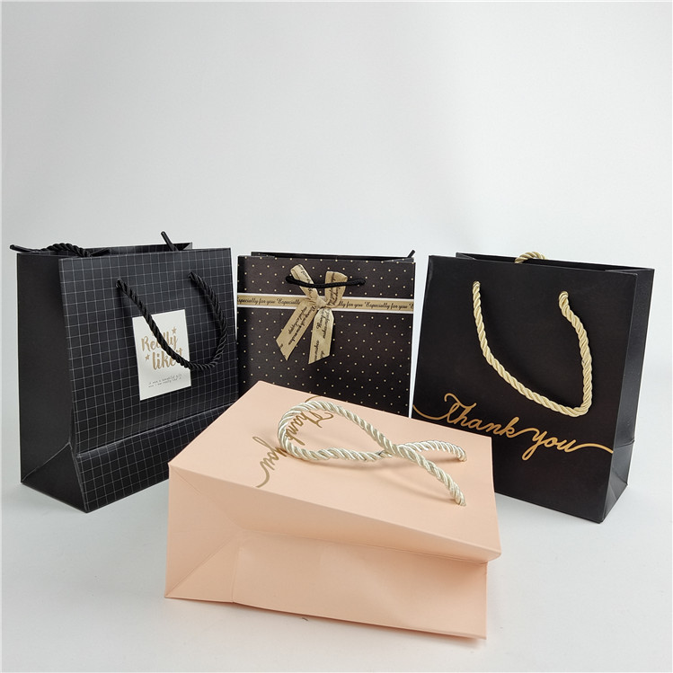 คุณภาพสูง Custom Digital Printing Logo กระเป๋ากระดาษช้อปปิ้งที่พิมพ์ กระเป๋าบรรจุ ขาว 110 กรัม สามารถนําไปใช้ใหม่ได้