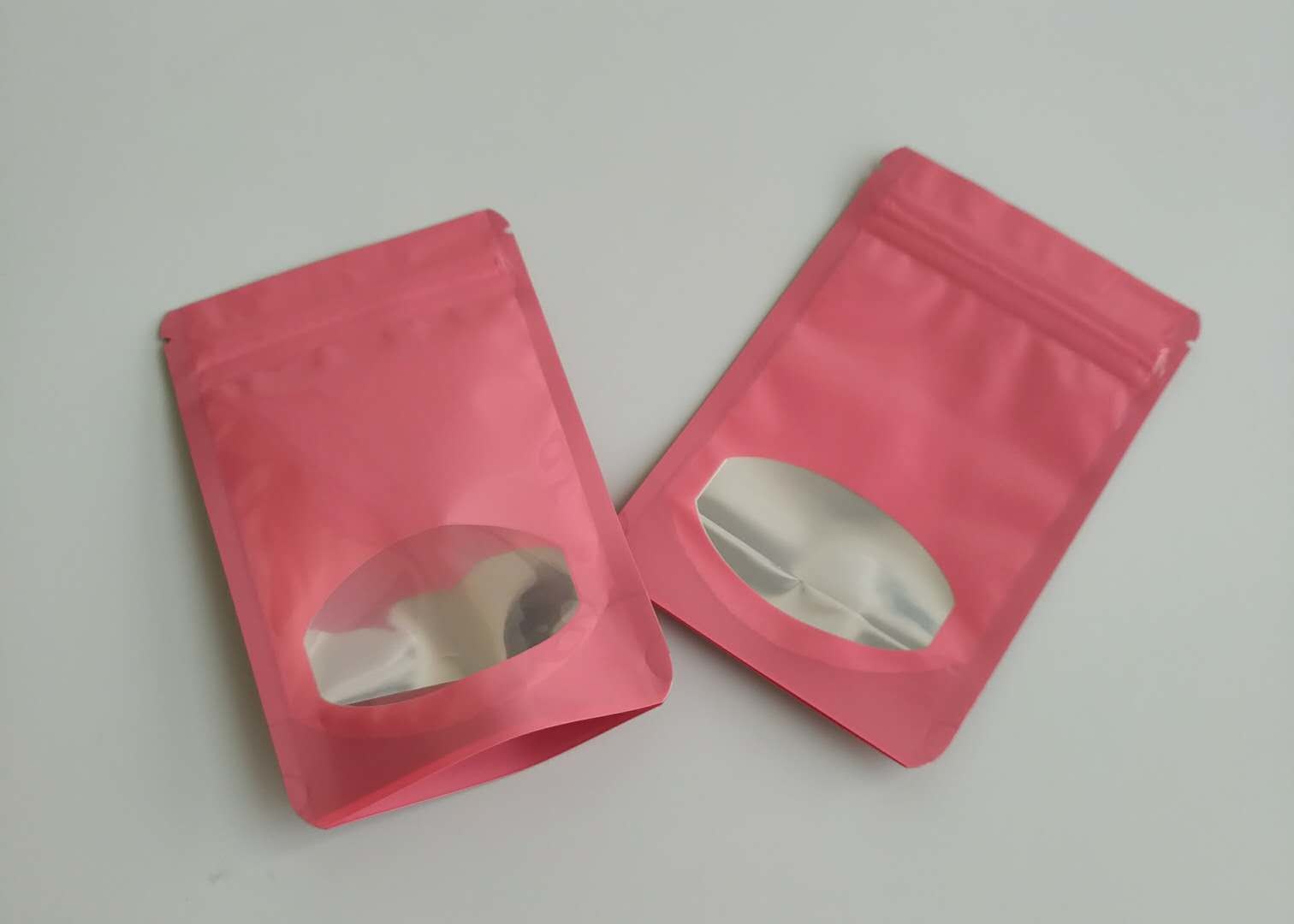 สีต่าง ๆ ถุงพลาสติกบรรจุภัณฑ์ถุงขนมผลไม้ช็อคโกแลตกับหน้าต่างอย่างชัดเจน