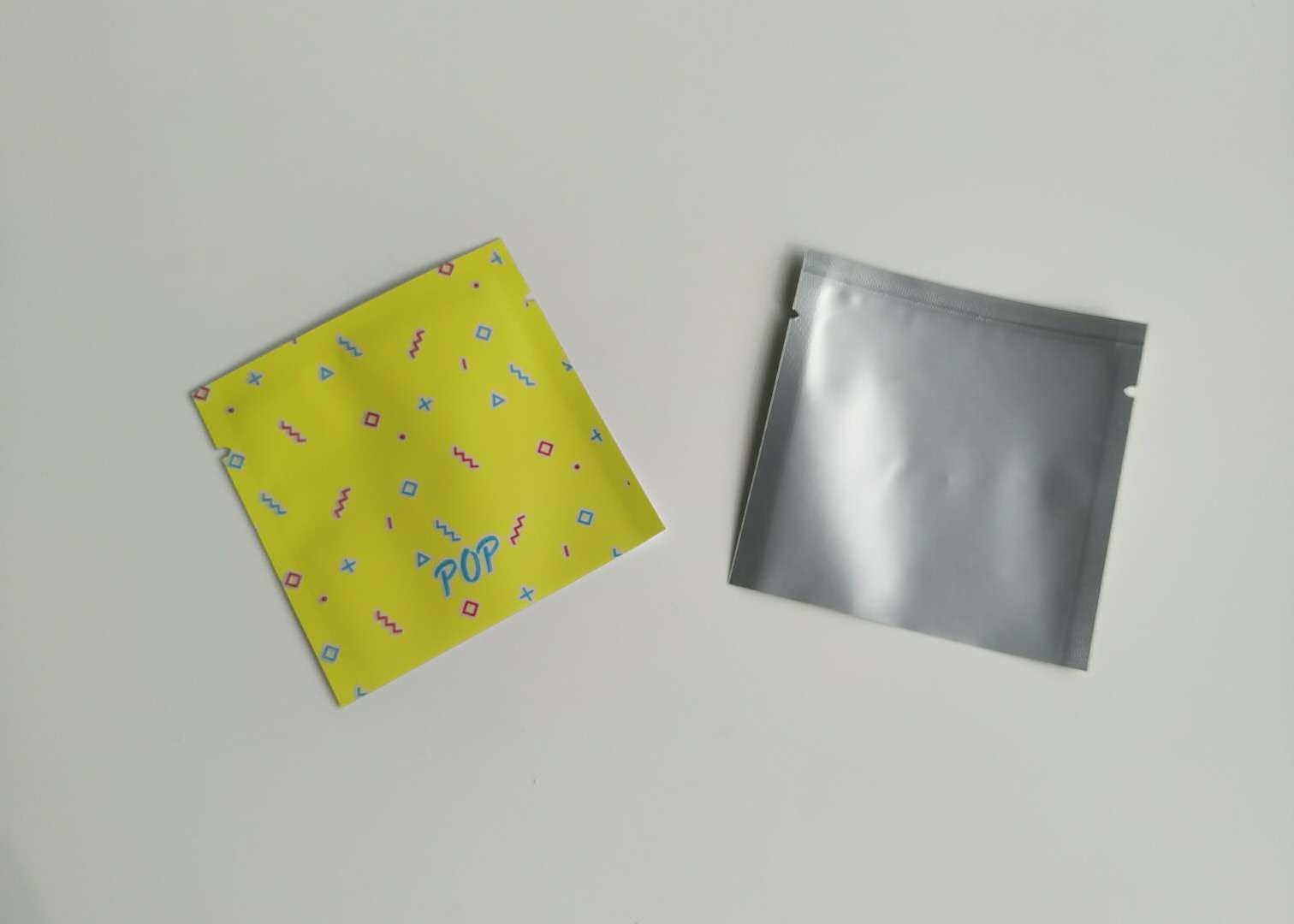 ถุงพลาสติกขนาดเล็กบรรจุภัณฑ์อลูมิเนียมยืนขึ้นถุงหนอนเหยื่อตกปลากับหน้าต่างที่ชัดเจน