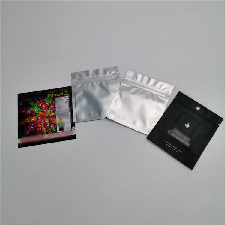 พิมพ์แบบกำหนดเอง Mylar ถุงบรรจุภัณฑ์อาหารเกรด Gummies ขนมเหนียวด้วย Ziplock