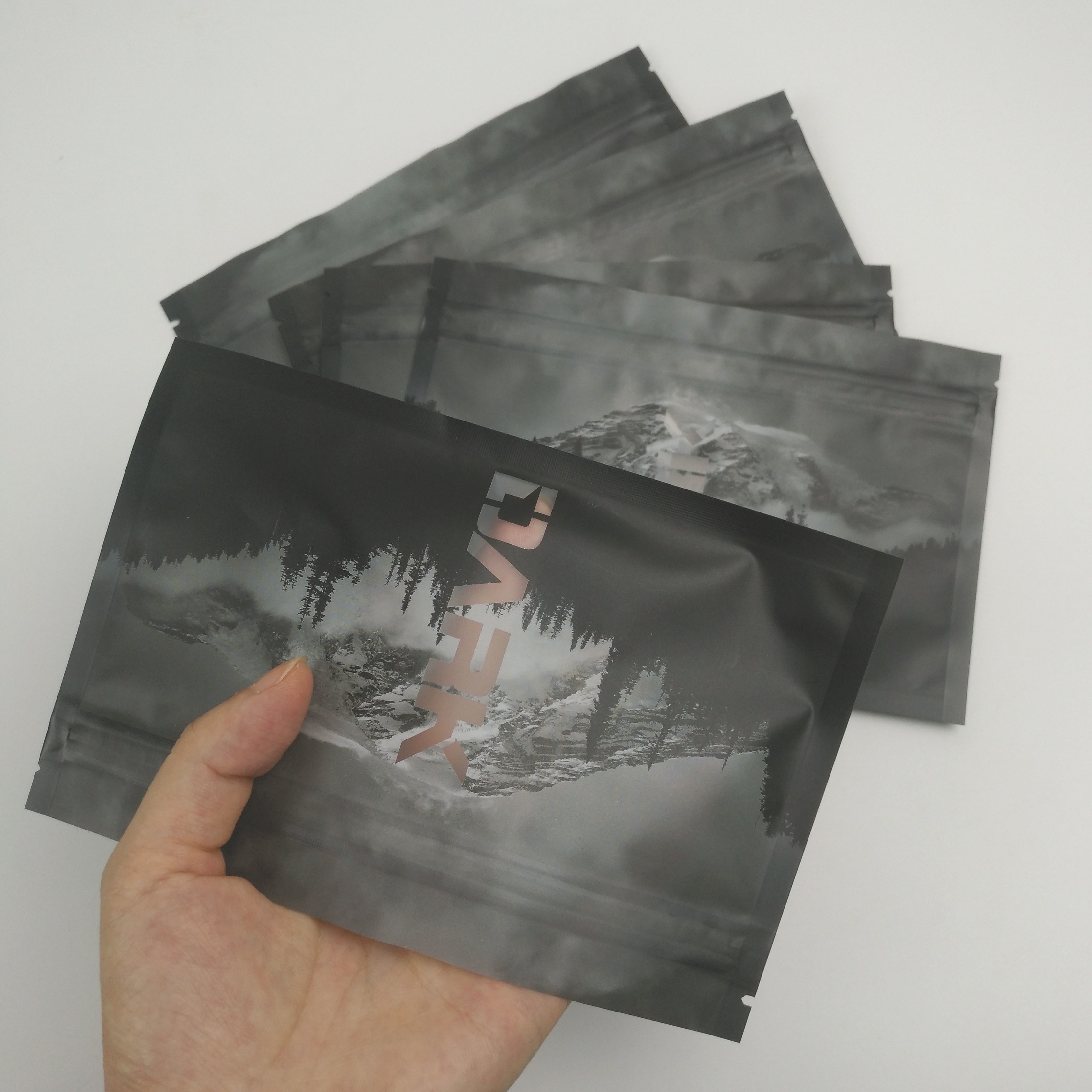 ล้างหน้าต่างด้านหลังความร้อนปิดผนึกหลักฐานการปิดผนึกซิปล็อคบรรจุภัณฑ์ที่เก็บอาหาร Mylar ซีลสามด้าน Doypack