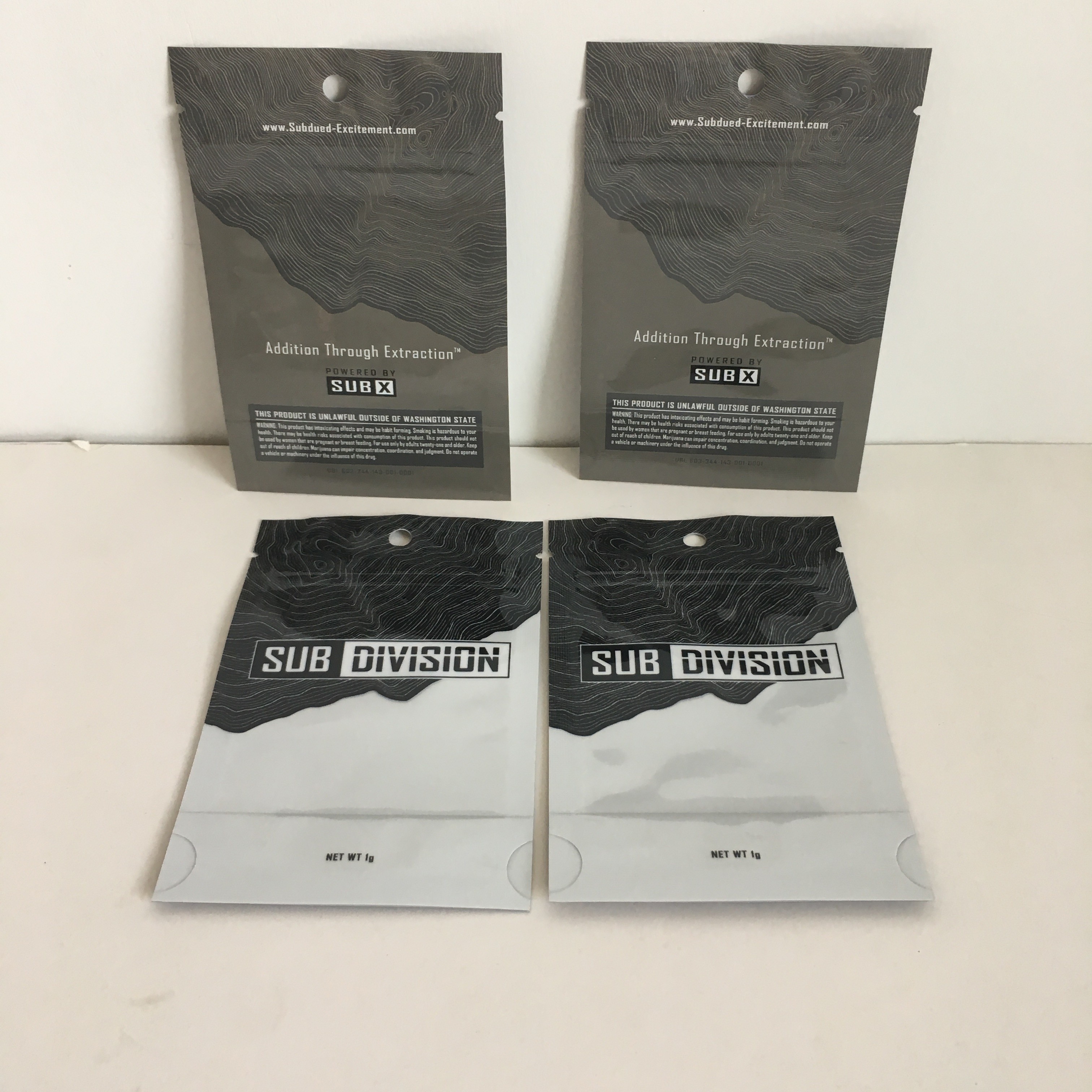 หลักฐานกลิ่นยืนขึ้นถุงถุง Mylar Ziplock 1g ดอกไม้กัญชาถุงพลาสติกที่มีรูแขวนหน้าต่างใส